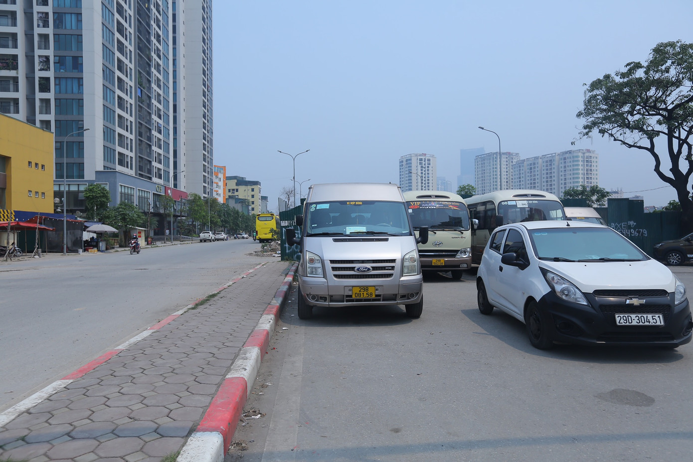 Bãi đỗ xe tự phát tại điểm đầu cuối dự án tại nút giao Lê Đức Thọ.