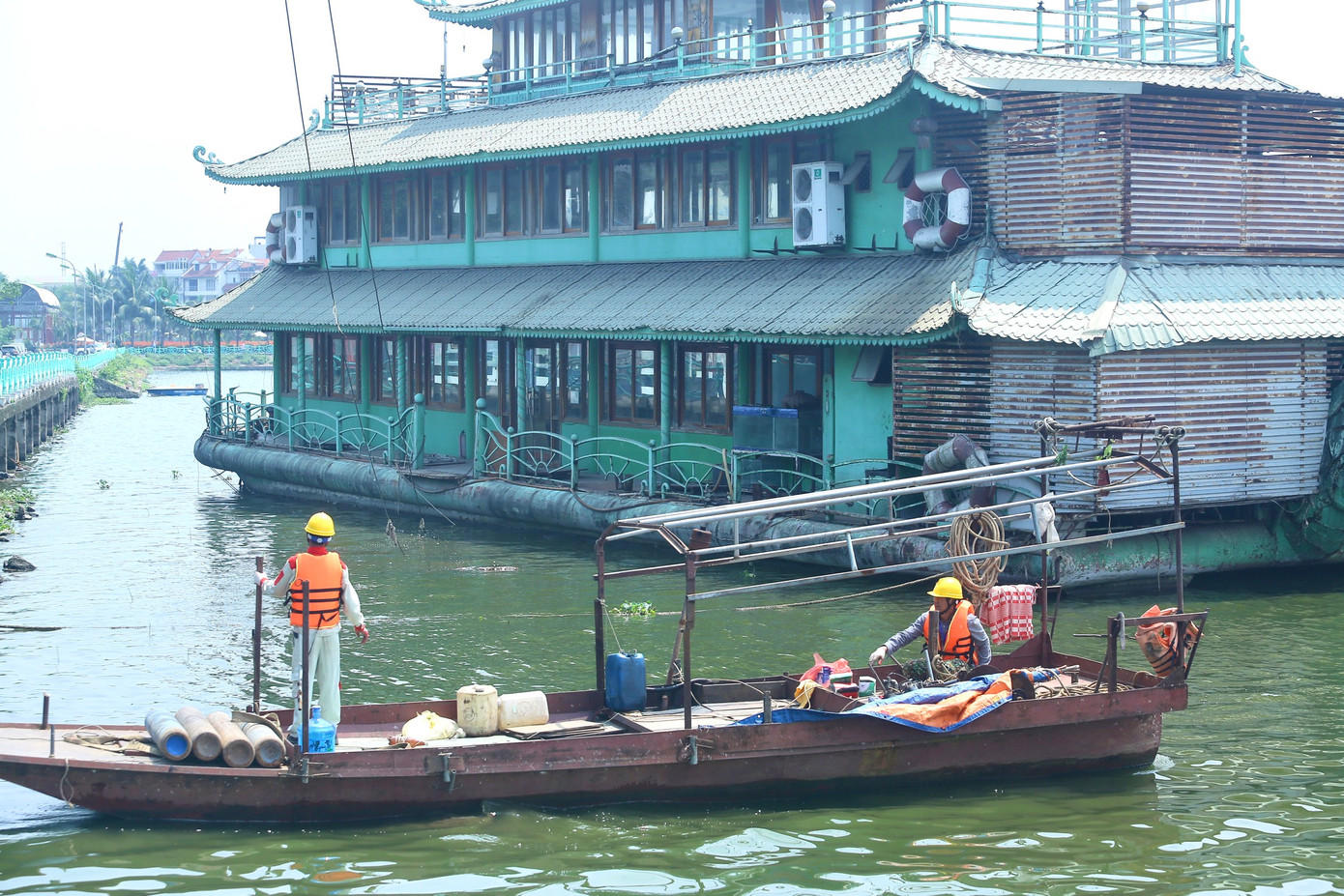 Du thuyền có tải trọng lớn khiến việc di dời gặp khó khăn.