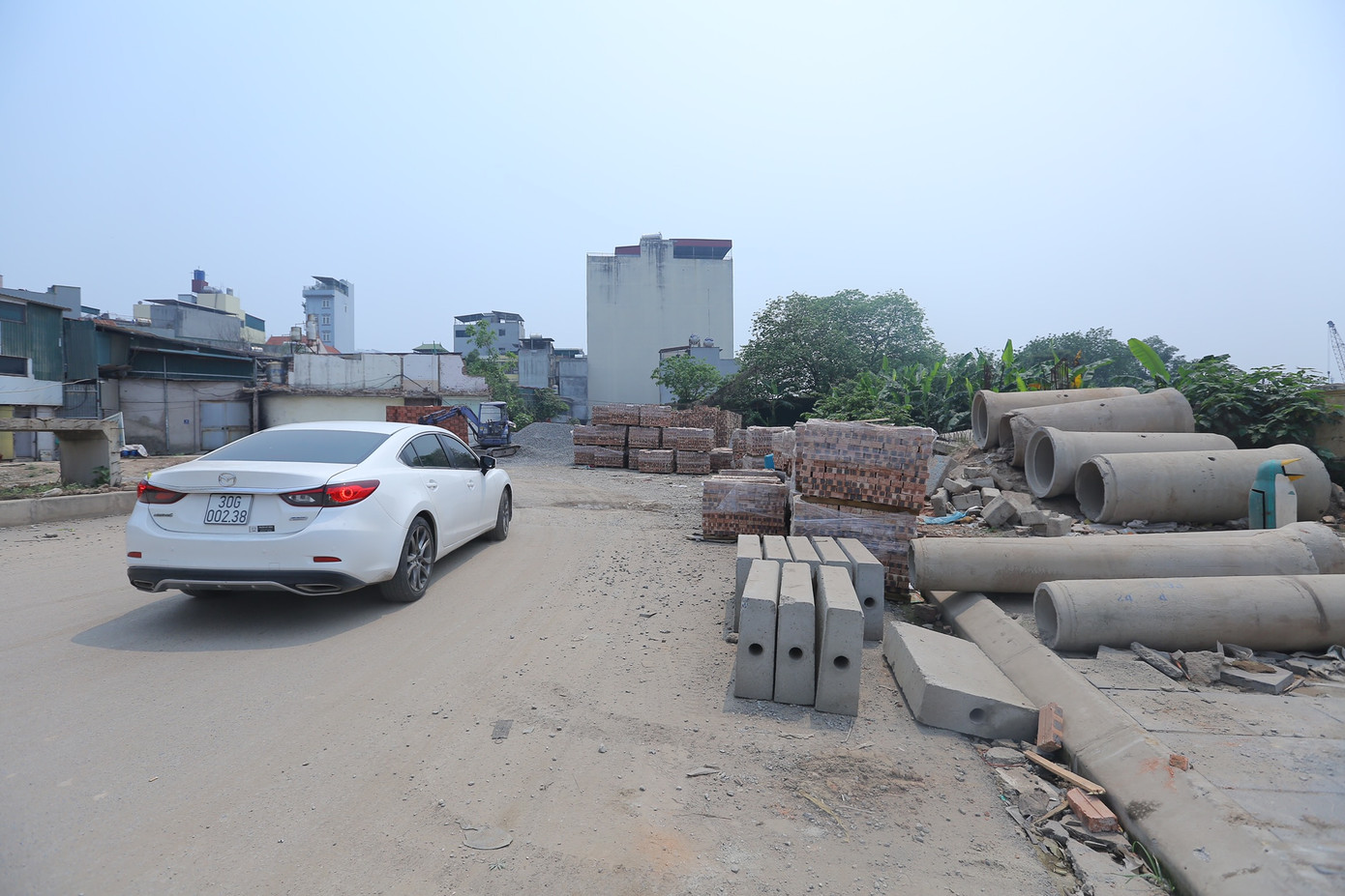 Vật liệu xây dựng vứt ngổn ngang bên vỉa hè quanh dự án.