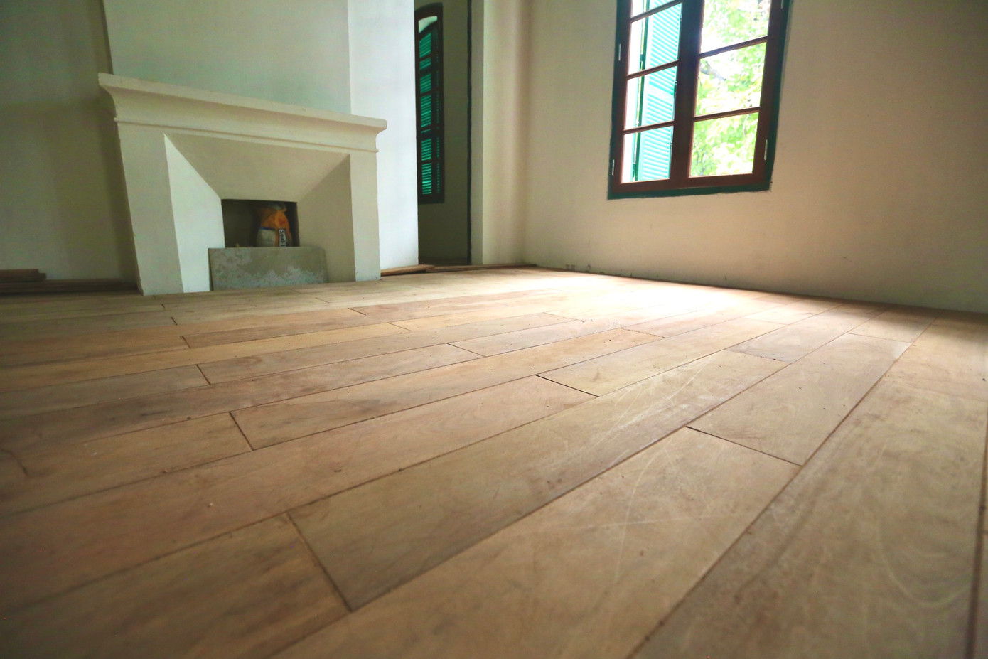 Tầng 2 được thi công mặt sàn bằng gỗ.