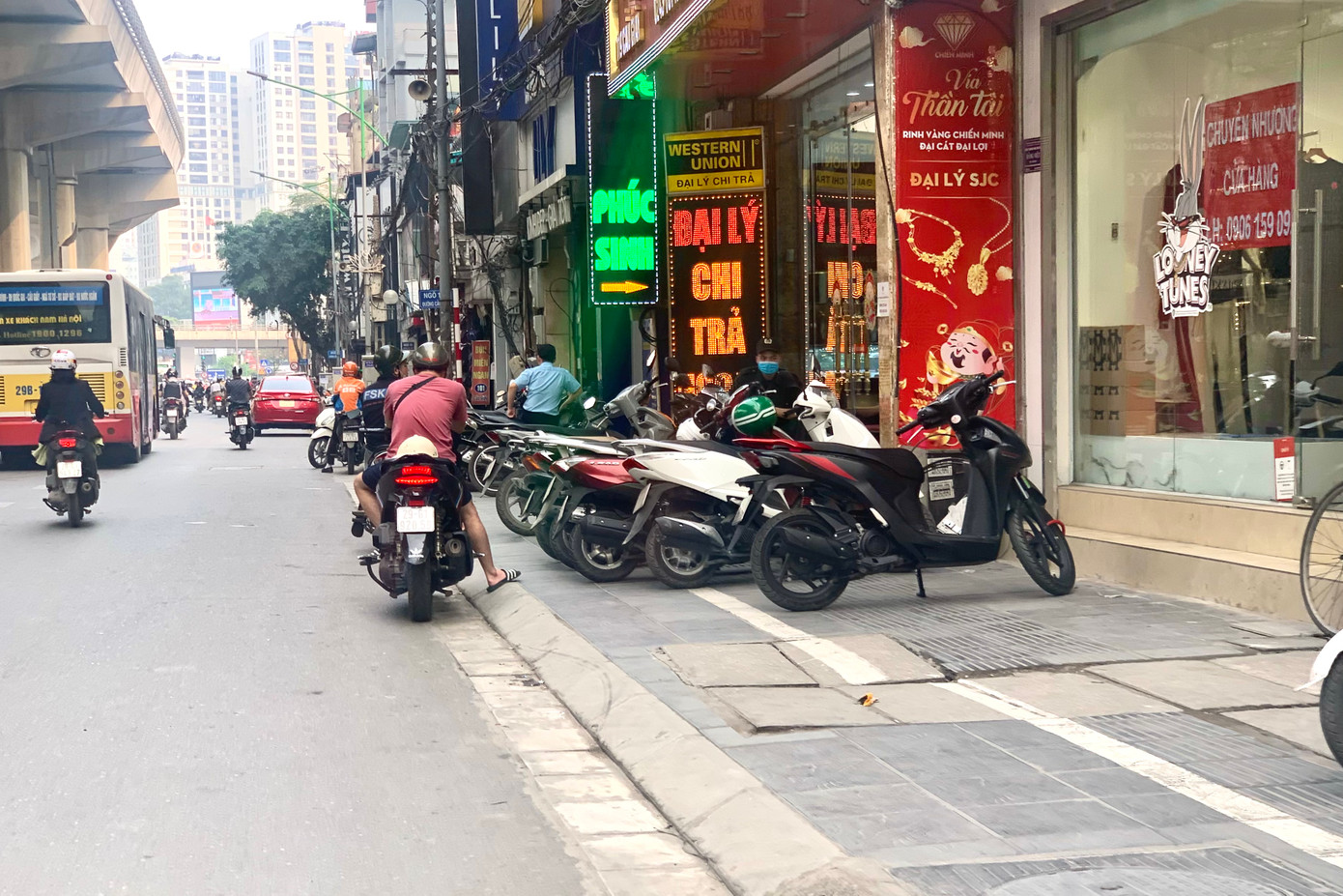 Vỉa hè bị chiếm trọn hoàn toàn.