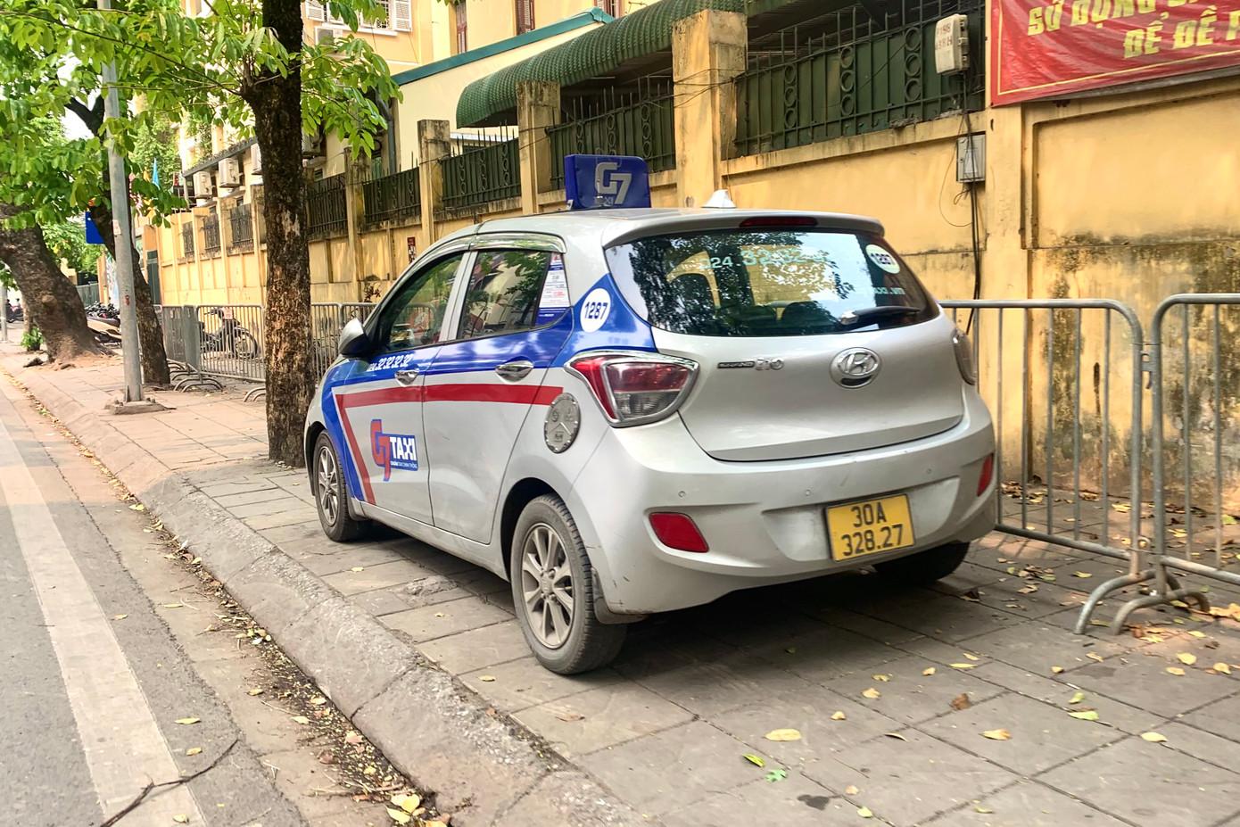 Ô tô ngang nhiên đỗ trên vỉa hè, chắn hết đường cho người đi bộ.