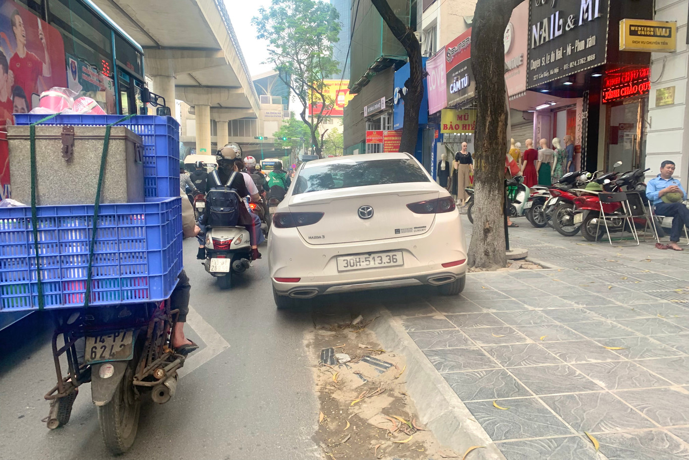 Ô tô dừng đỗ trên đường Cầu Giấy sai quy định gây cản trở giao thông.