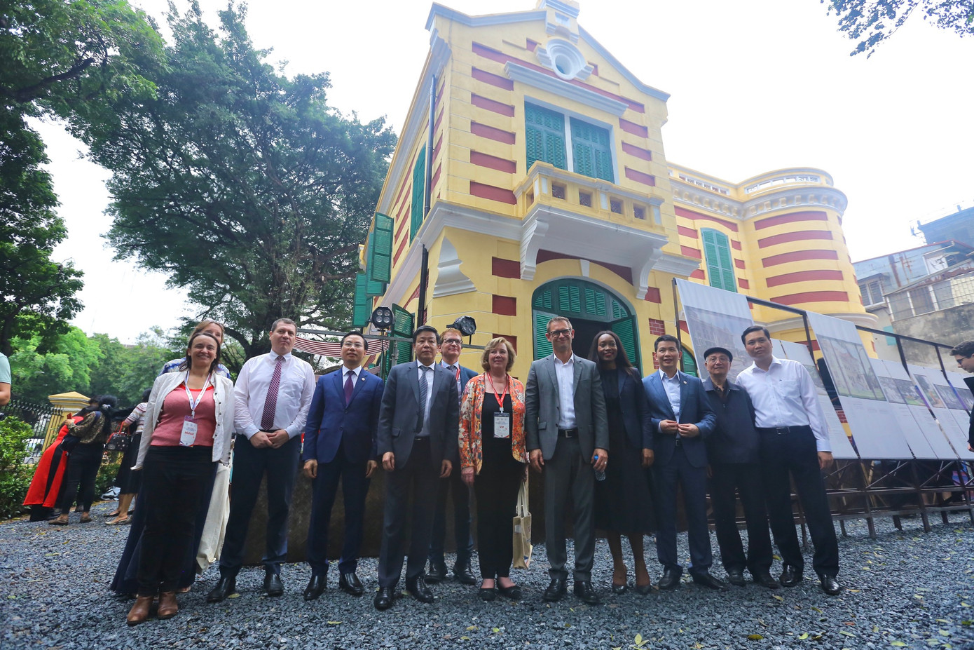 Lão đạo Thành phố và quận Hoàn Kiếm và các chuyên gia người Pháp chụp ảnh lưu niệm tại biệt thự 49 Trần Hưng Đạo.