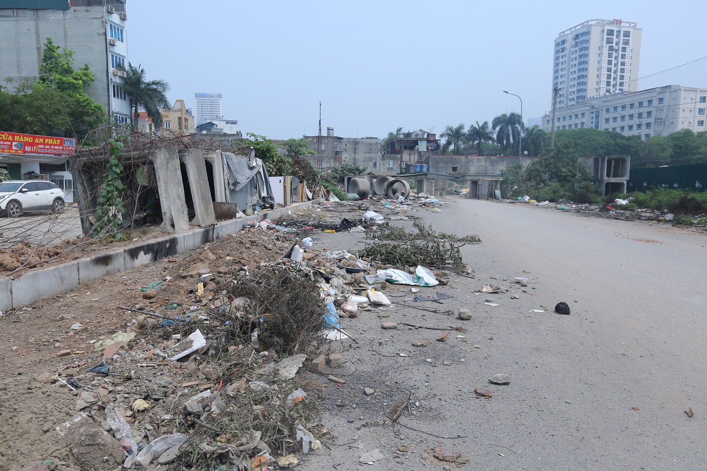 Rác thải đổ khắp đoạn đường đã trải nhựa.