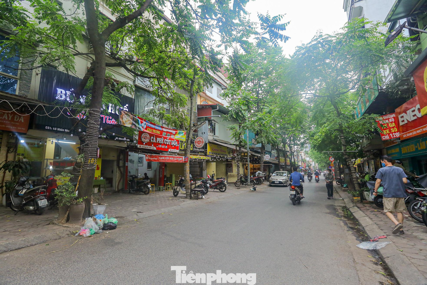 Rất nhiều hộ kinh doanh ăn uống, nhà hàng, cà phê... trên phố này.