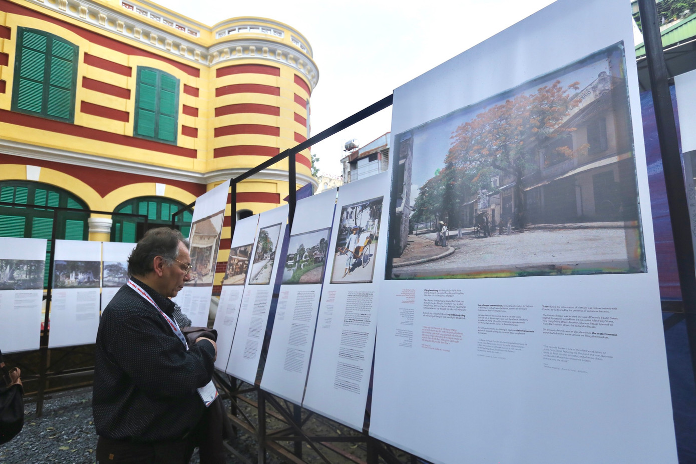 Triển lãm thu hút được nhiều chuyên gia, công chúng.