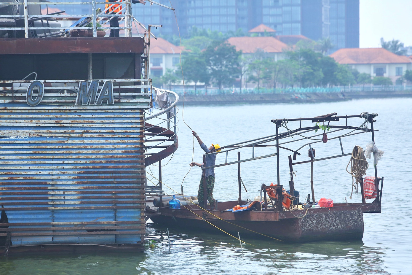 Công nhân tháo dỡ từng bộ phận của du thuyền.