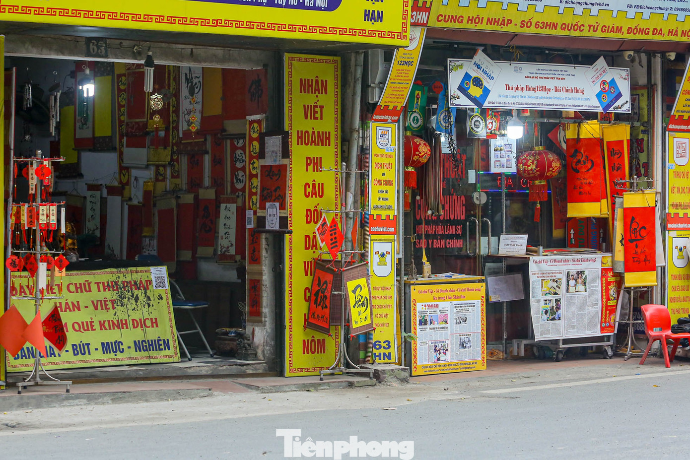 Một số cửa hàng viết chữ thư pháp trong phố Văn Miếu - Quốc Tử Giám.