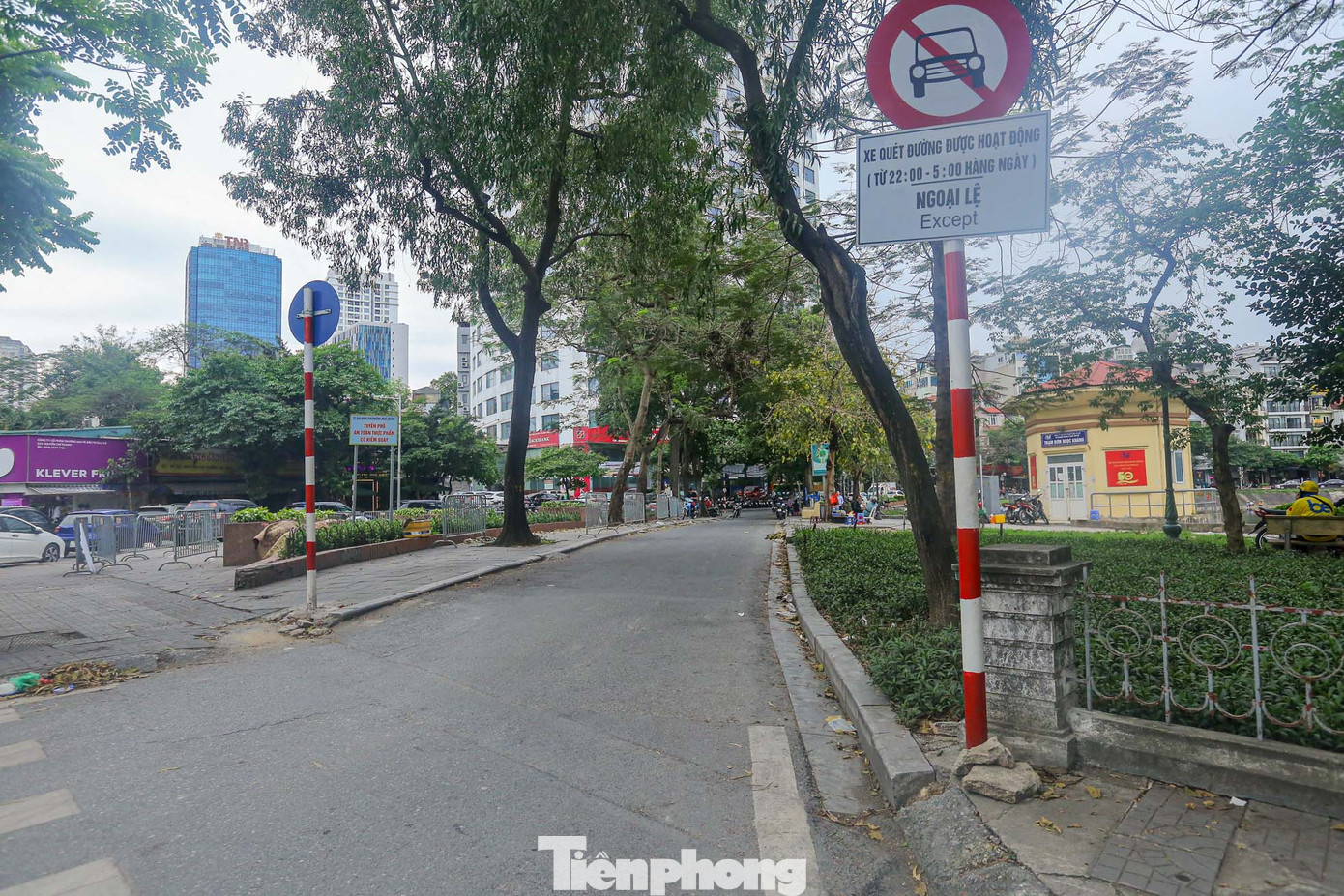 Lối vào đường bao quanh hồ từ đường Nguyễn Chí Thanh.