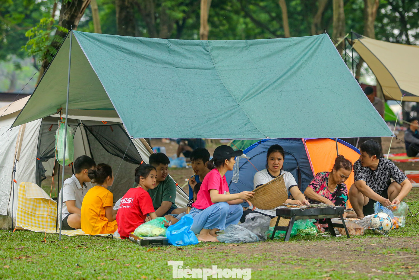 Do đây là khu vực cắm trại miễn phí nên càng về chiều, lượng người đổ về càng đông.