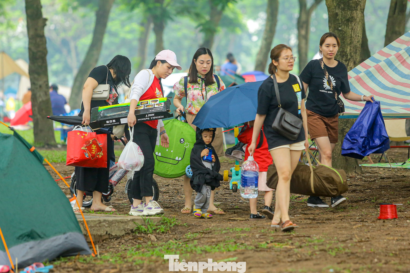 Ghi nhận của PV, trong những ngày của kỳ nghỉ lễ Giỗ tổ Hùng Vương, 30/4 -1/5 năm nay, có khá đông người dân thủ đô chọn công viên Yên Sở (quận Hoàng Mai, Hà Nội) để vui chơi, cắm trại.