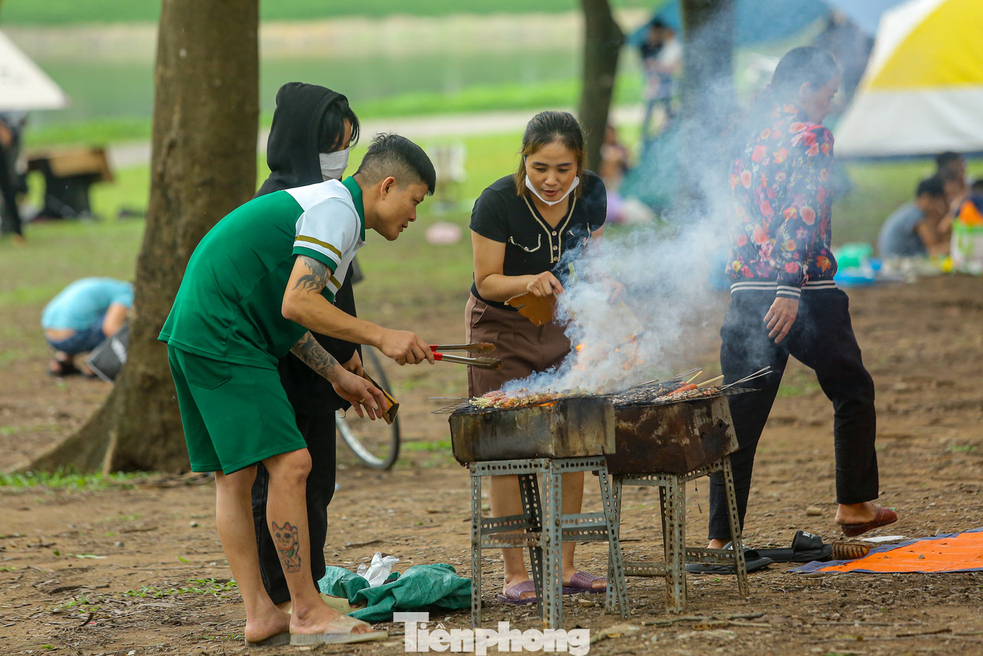 Nhiều người mang theo khoai, gà nướng khói mù mịt.