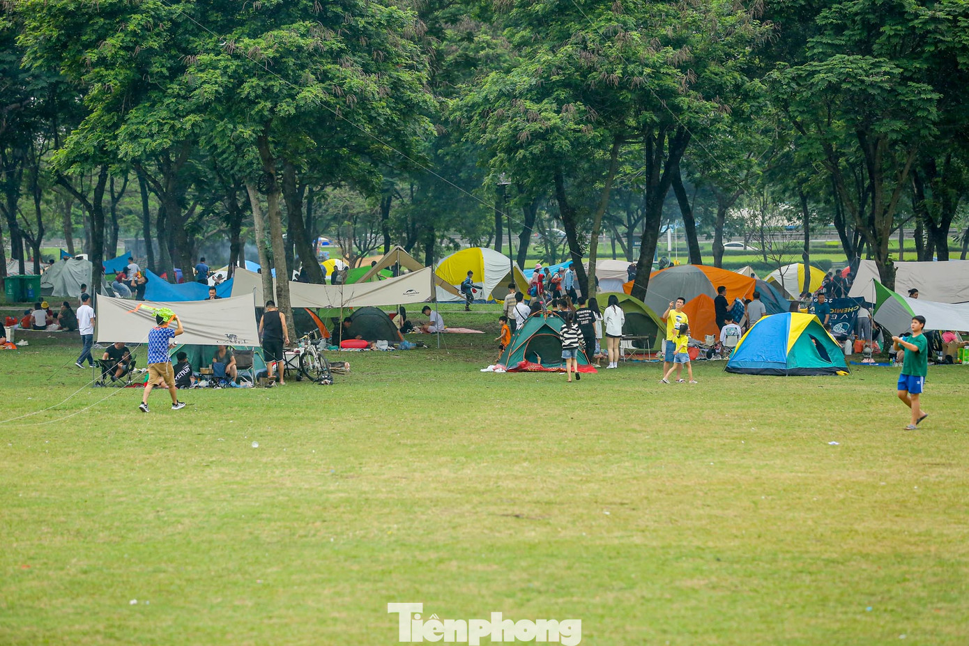 Tại bãi có công viên xuất hiện hàng trăm lều trại được cắm tại đây.