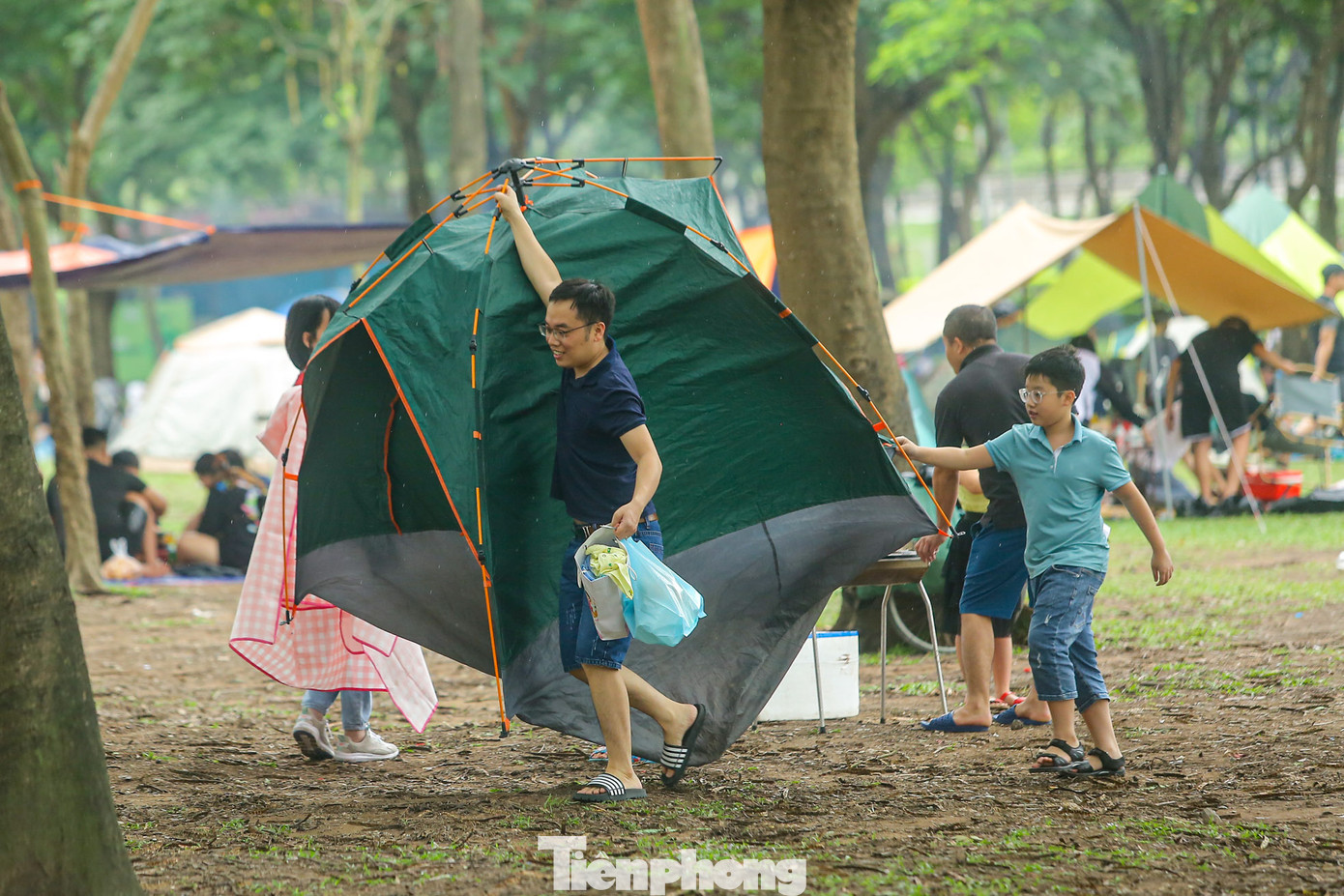 Tại bãi cỏ công viên, nhiều chiếc lều đủ các loại kích cỡ được dựng lên.