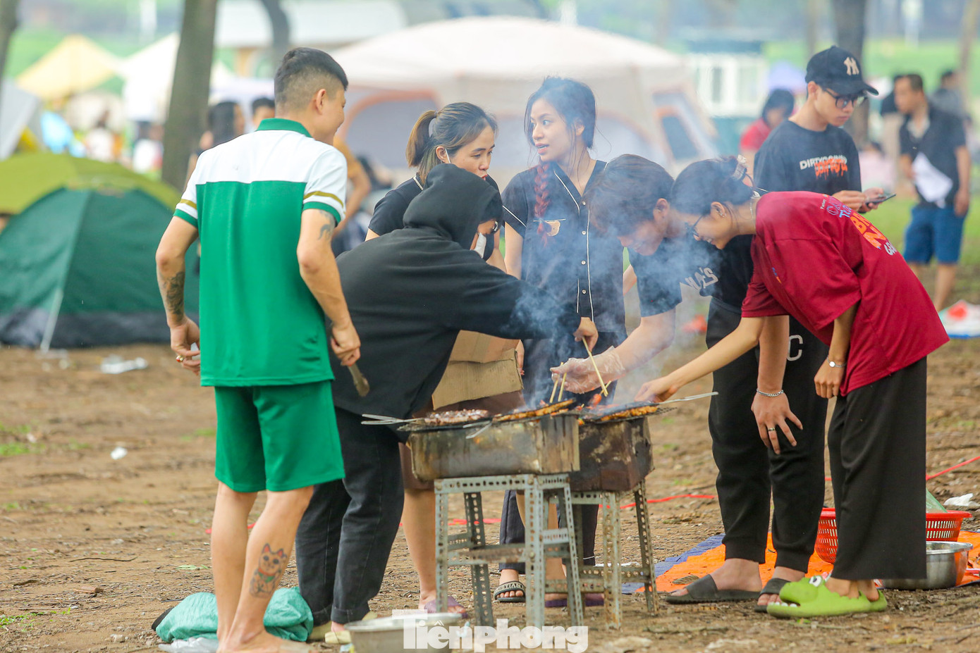 "Năm nay tôi không về quê và cũng sợ đi du lịch mùa này bởi nó khá đông. Tôi chọn công viên Yên Sở, rủ một số người bạn để cắm trại, nướng đồ, thư giãn trong kỳ nghỉ lễ này", một du khách cho biết.