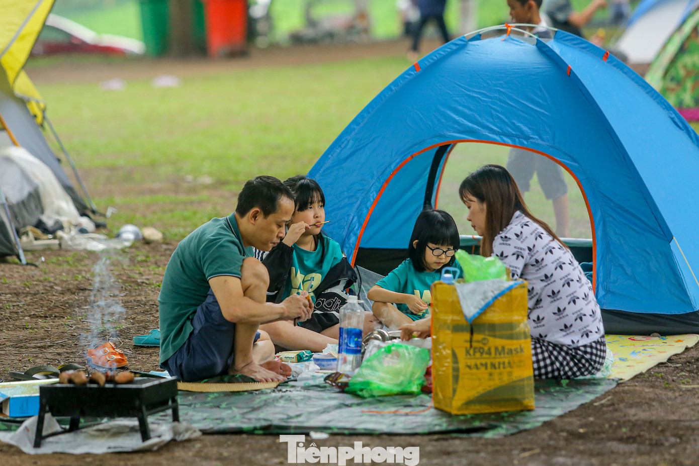 Một số du khách tỏ ra chủ quan khi không đeo khẩu trang nơi công cộng.