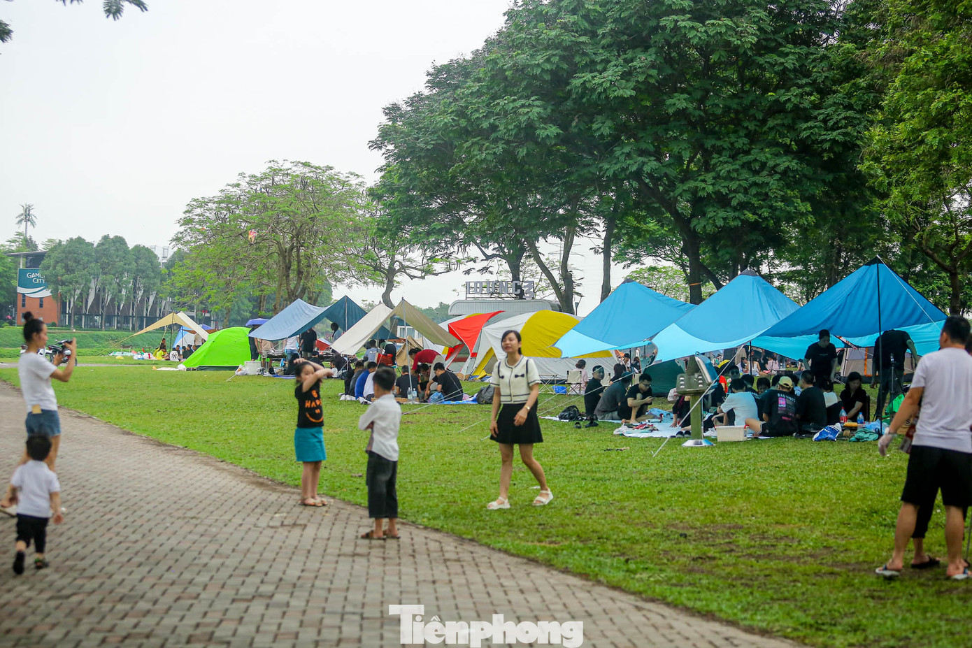 Khoảng thời gian đông khách nhất là buổi trưa và buổi chiều tối. Nhiều hội nhóm, gia đình tổ chức cắm trại ở công viên.