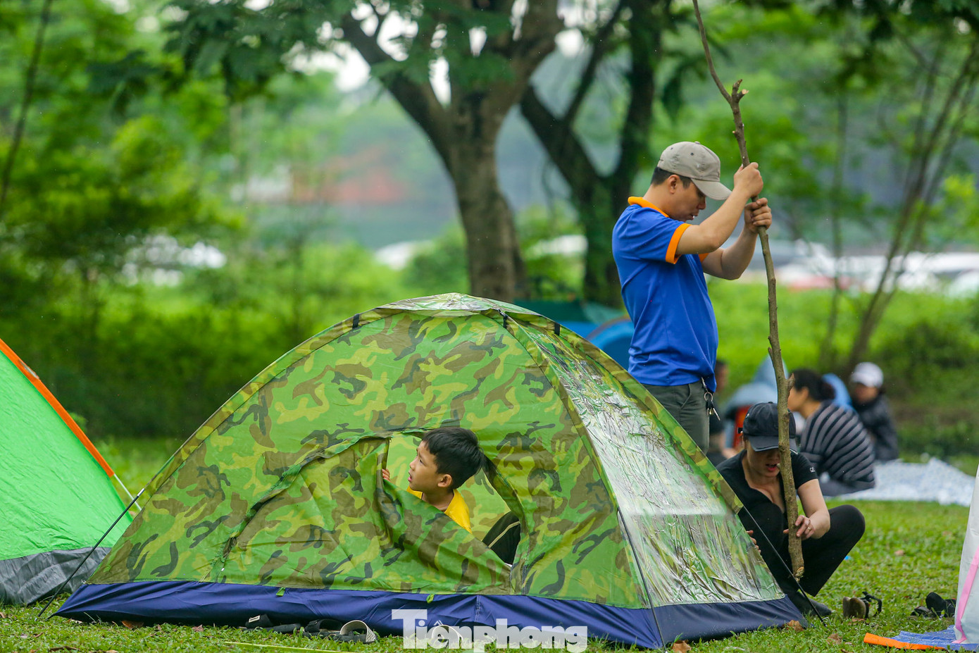 Thay vì về quê hay đi du lịch, nhiều người lại chọn công viên Yên Sở ngay tại Hà Nội để cắm trại.
