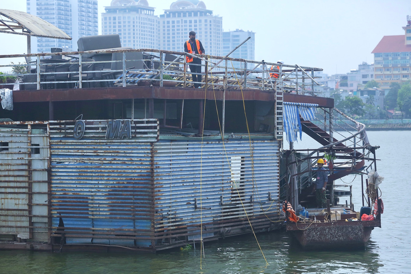 Do du thuyền có tải trọng lớn, các đơn vị tháo dỡ phải di dời từng hạng mục nhỏ.