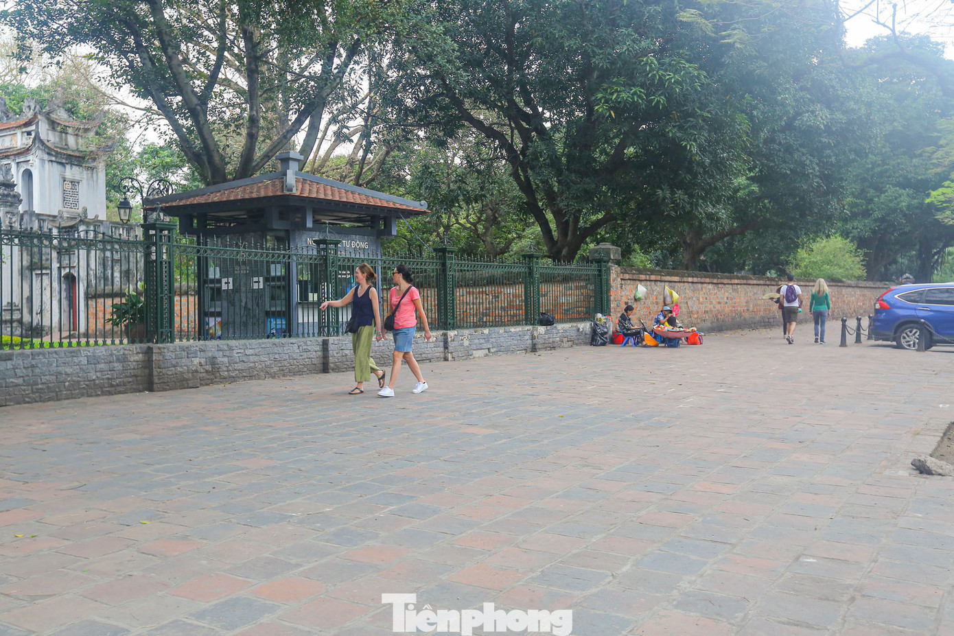 Phần vỉa hè được lát gạch bao quanh Văn Miếu.