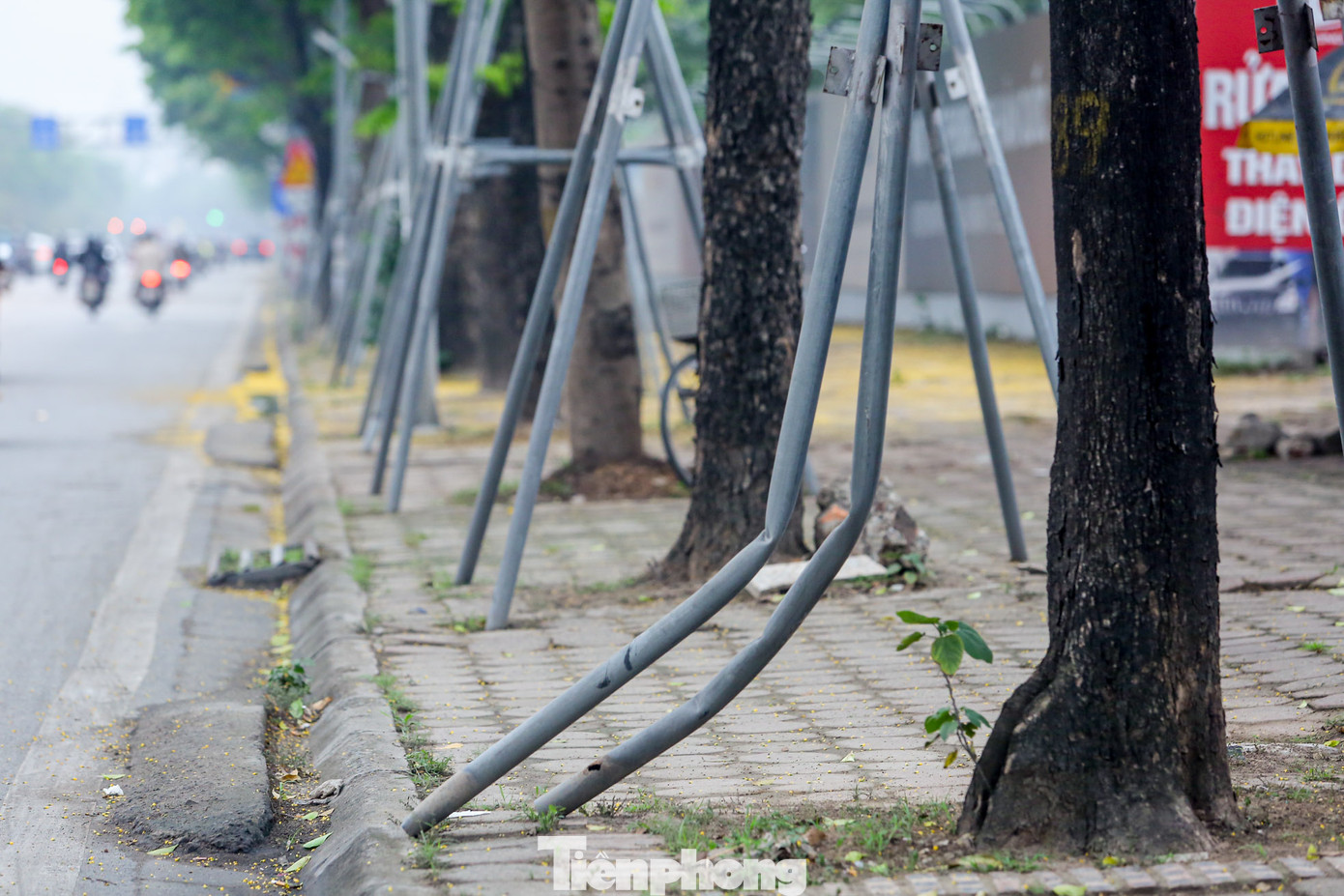 Một số khung giá không còn khả năng chống đỡ, cong vẹo.