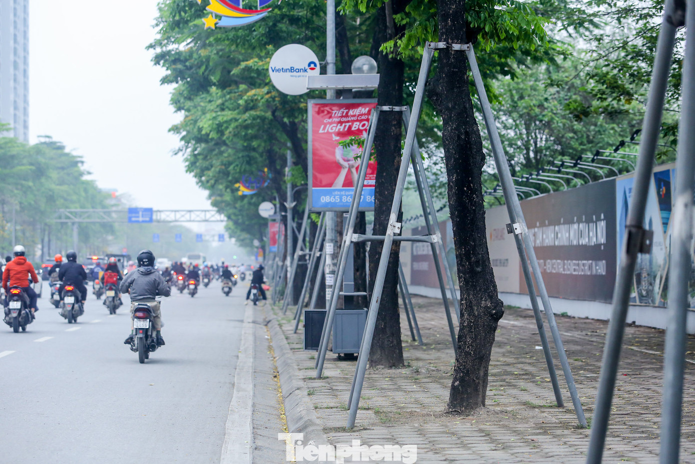 Ghi nhận tại đường Võ Chí Công (quận Tây Hồ, Hà Nội), hàng cây xanh dọc đường ở đây bị các gông sắt thắt chặt vào thân cây từ rất lâu trong khi những cây đang trong giai đoạn phát triển và có thể tự đứng vững.