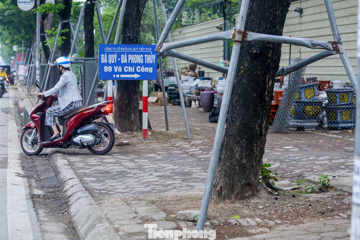 Khung giá bị mất một bên, gây nguy hiểm cho người tham gia giao thông.