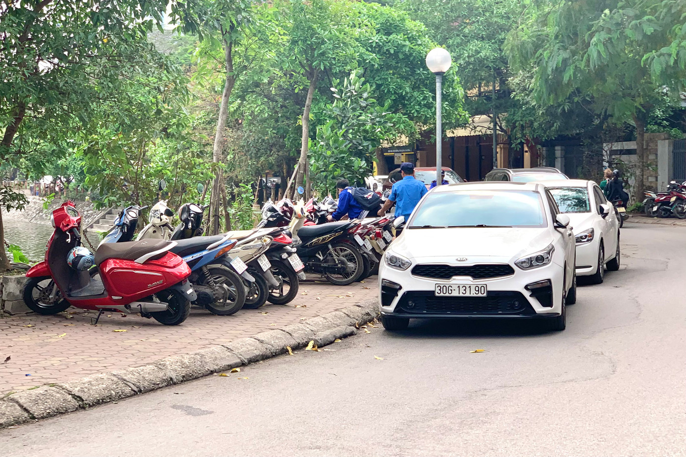 Dùng vỉa hè, lòng đường thành bãi đỗ xe trước các quán nước xung quanh hồ Văn Quán (quận Hà Đông)