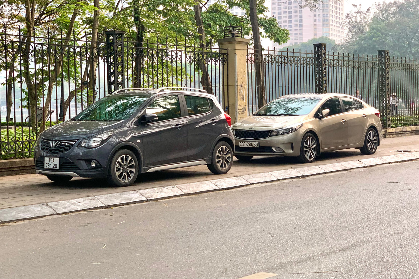 Ô tô chiếm vỉa hè trên phố Tô Hiệu (quận Cầu Giấy), bên ngoài công viên Nghĩa Đô để đỗ xe.