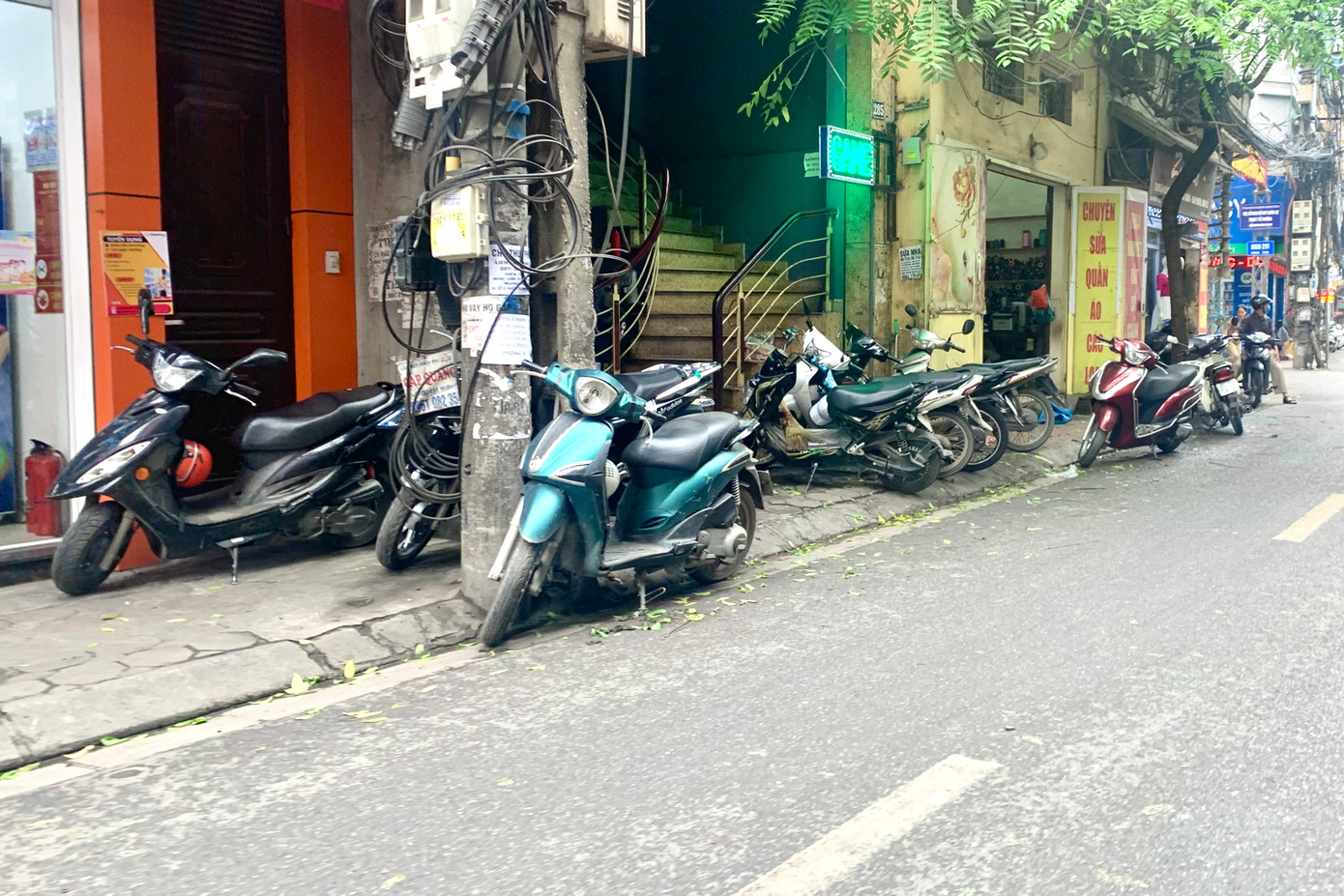 Hè phố, lòng đường tận dụng làm bãi xe trước cửa một quán game trên phố Khương Trung (quận Thanh Xuân).