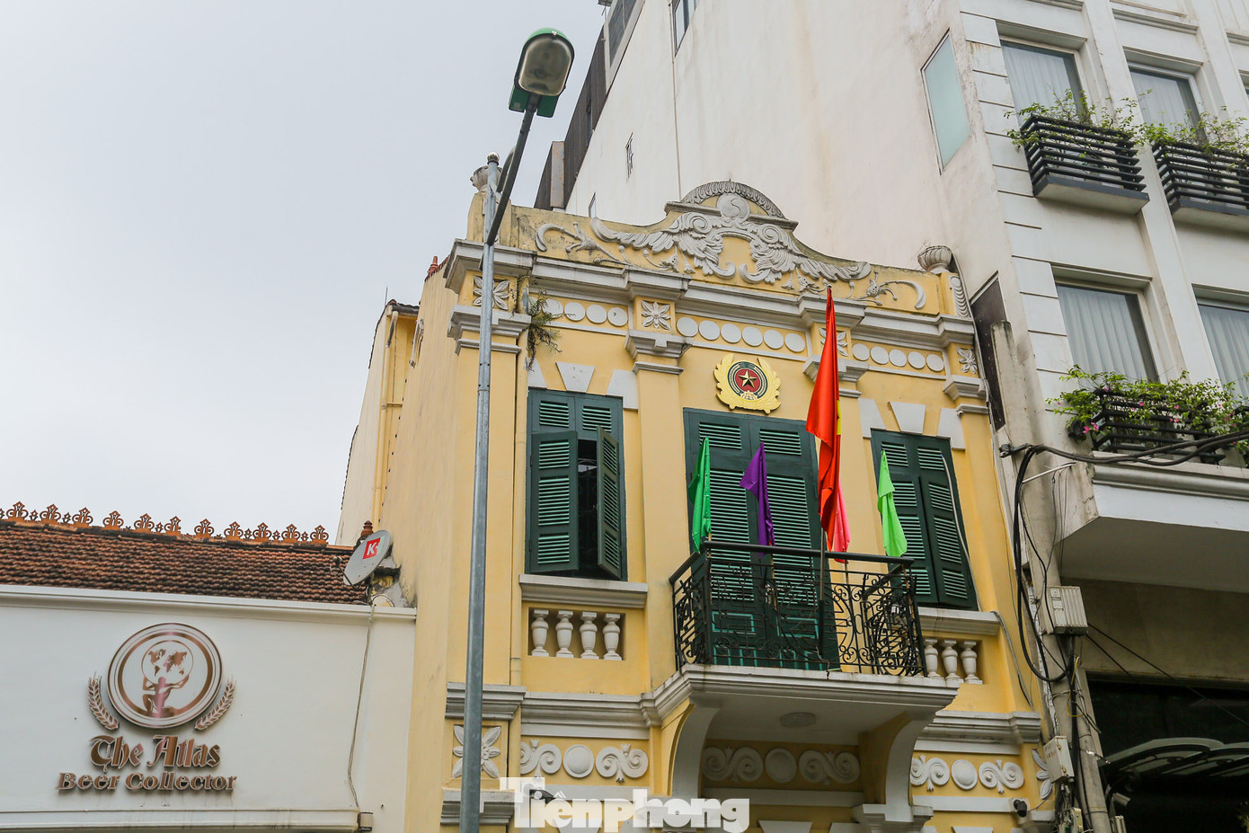 Trụ sở công an phường Cửa Đông được xây dựng từ cuối thế kỷ 19 theo phong cách kiến trúc thịnh hành của Pháp những năm thuộc địa ở Đông Dương.