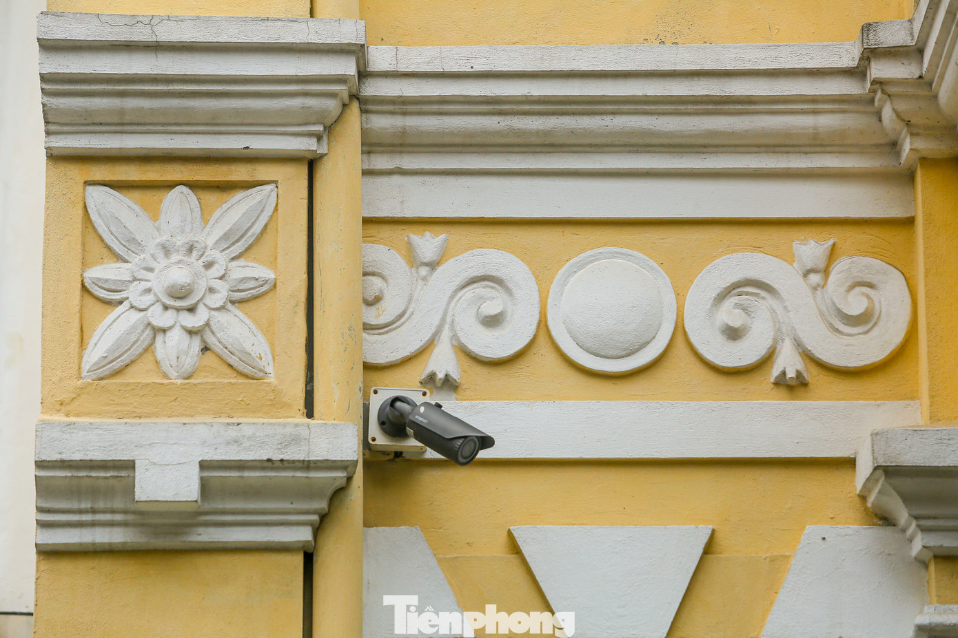 Hoa văn đặc trưng trong kiến trúc Pháp được thể hiện tại mặt ngoài công trình.