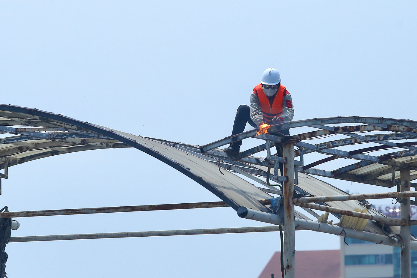 Các thiết bị cắt, hàn hơi, sà lan được đưa vào phục vụ tháo dỡ.