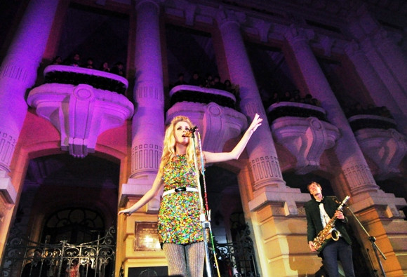 Mett - ca sỹ hát chính của ban nhạc Đan Mạch The Asteroids Galaxy Tour. Mett - ca sỹ hát chính của ban nhạc Đan Mạch The Asteroids Galaxy Tour