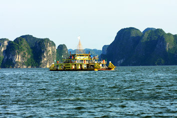 Phà Tuần Châu – Cát Bà, ngoài 5 yếu tố hiện đại cần thiết tạo sự kết nối giữa hai miền di sản còn đang tạo lên một không gian văn hóa trên biển. Phà Tuần Châu – Cát Bà, ngoài 5 yếu tố hiện đại cần thiết tạo sự kết nối giữa hai miền di sản còn đang tạo lên một không gian văn hóa trên biển