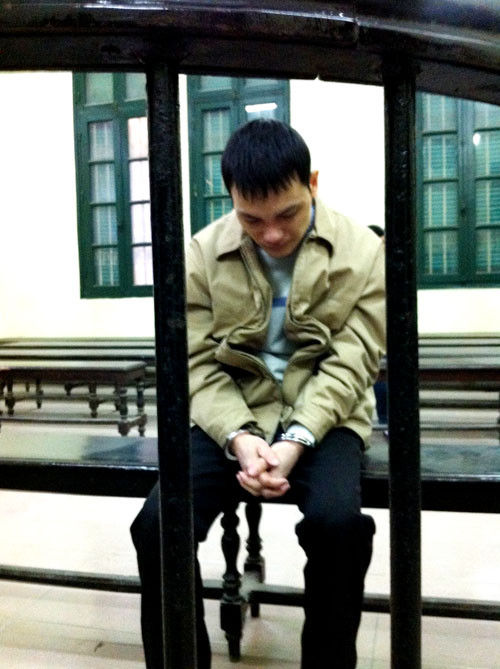 Bị cáo không thuê luật sư, cũng không bào chữa hành vi phạm tội của mình. Bị cáo cúi mặt trong suốt phiên tòa và không yêu cầu luật sư bào chữa