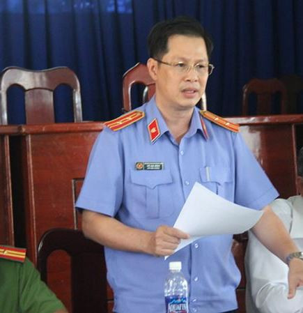 Khởi tố vụ kiểm sát viên, phóng viên và công an bị đánh tại tòa ảnh 1