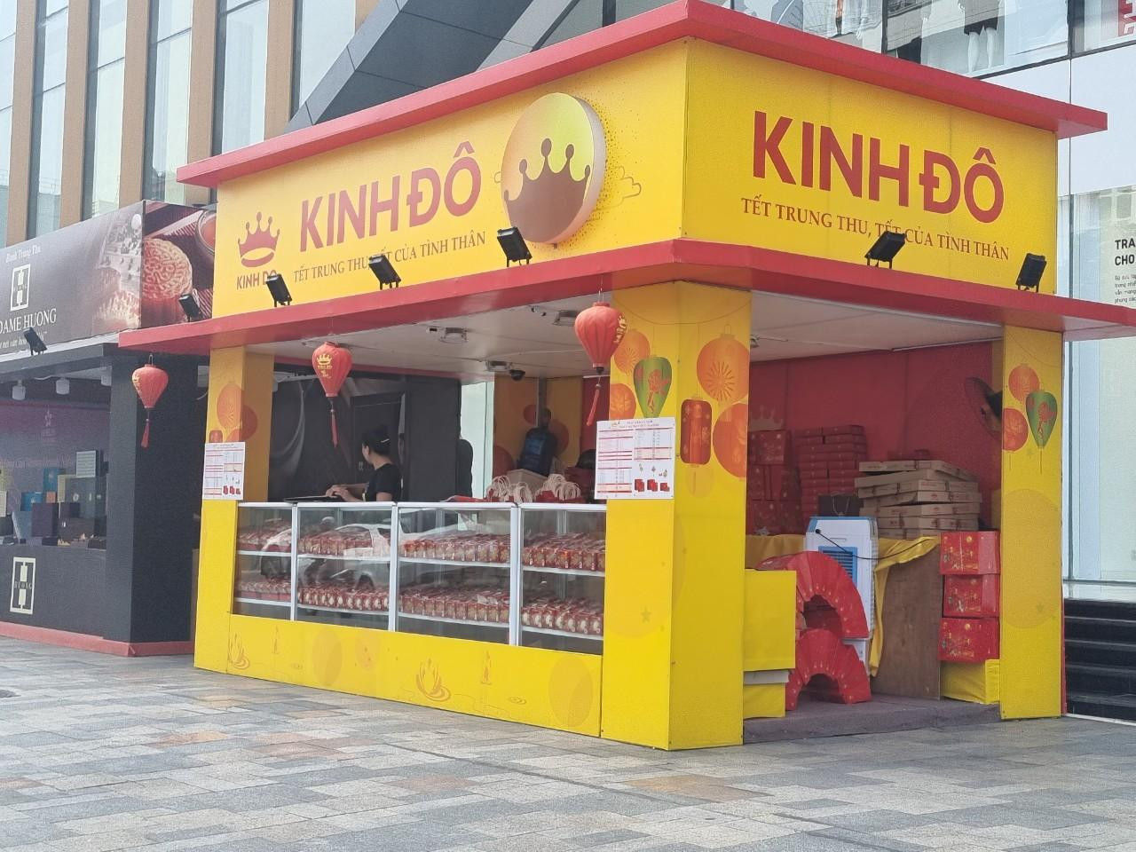 Nhiều quầy bánh trên vỉa hè không thấy bóng dáng khách mua. Ảnh: Ngọc Mai Nhiều quầy bánh trên vỉa hè không thấy bóng dáng khách mua. Ảnh: Ngọc Mai