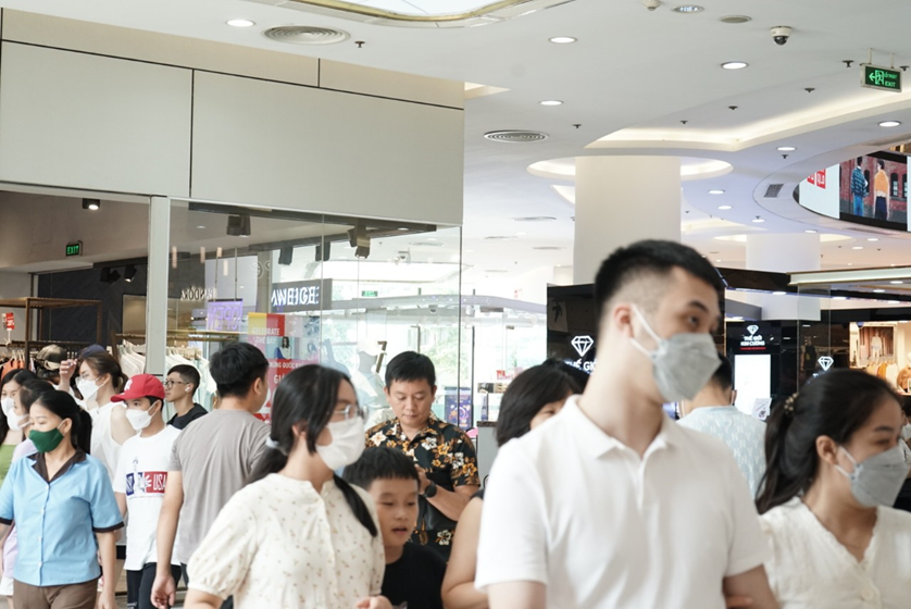 Kỳ nghỉ lễ này kéo dài 4 ngày, nhiều người ở Hà Nội vào TTTM Vincom Center ở Phạm Ngọc Thạch (Đống Đa, Hà Nội) để vui chơi và mua sắm. Những ngày này, vào khung giờ nào, trung tâm thương mại đều đông vui nhộn nhịp.