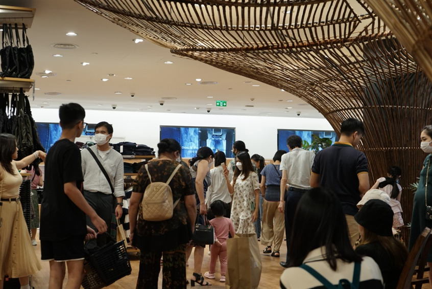 Khu mua sắm quần áo không còn chỗ đứng cho người dân vào thử đồ.