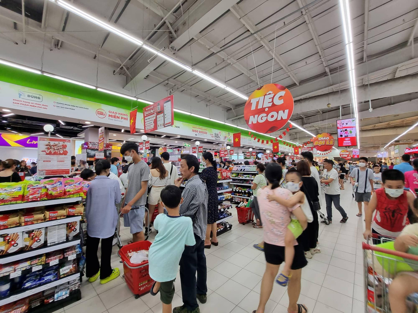 Khách phải chờ đến nửa tiếng mới đến lượt thanh toán tại siêu thị. Nhiều gia đình khổ sở vì có con nhỏ nhưng phải chờ quá lâu tại một chỗ khu vực thanh toán.