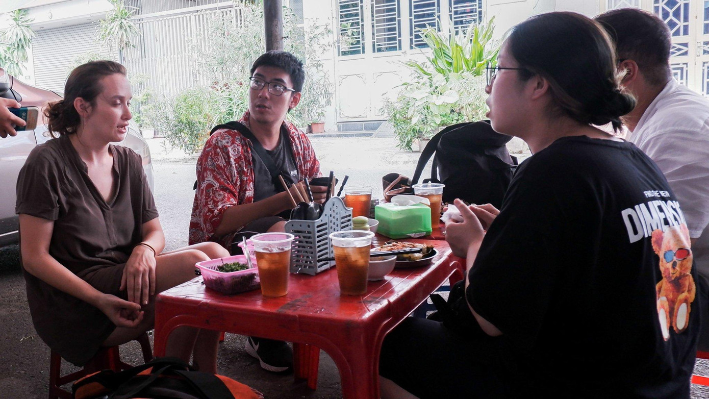 Megane và nhóm bạn của cô trải nghiệm món bánh bèo tại chợ Chu Văn An. Megane và nhóm bạn của cô trải nghiệm món bánh bèo tại chợ Chu Văn An.