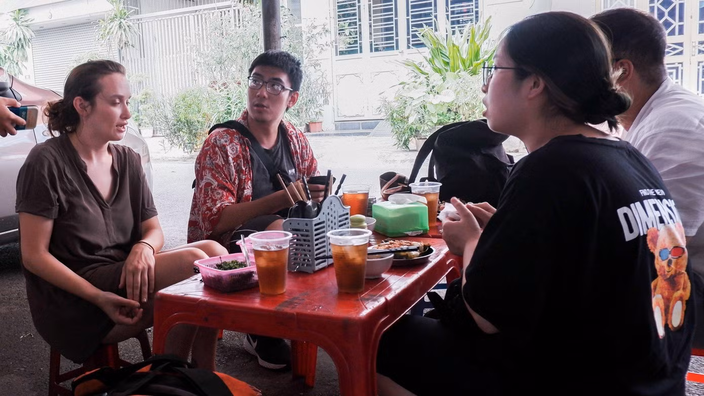 Megane và nhóm bạn của cô trải nghiệm món bánh bèo tại chợ Chu Văn An.