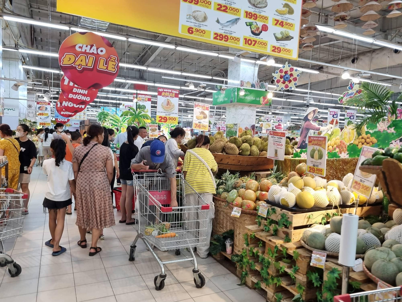 Nhiều gia đình tranh thủ đến siêu thị Big C để mua hàng giảm giá. Đây là một trong những dịp nhiều khuyến mại nhất trong năm của các siêu thị.