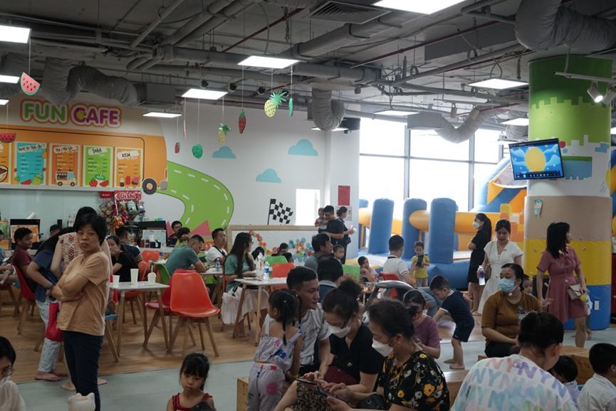 Khu vui chơi trong Trung tâm thương mại cũng đông không kém các khu mua sắm, siêu thị. Nhiều gia đình chọn nơi đây là điểm đến lý tưởng để dắt con cháu đi vui chơi giải trí trong ngày lễ 2/9. Chị Nguyễn Hồng (Trần Điền, Thanh Xuân, Hà Nội) cho biết mang các cháu đến đây để các bé tận hưởng không khí nhộn nhịp của ngày lễ này.