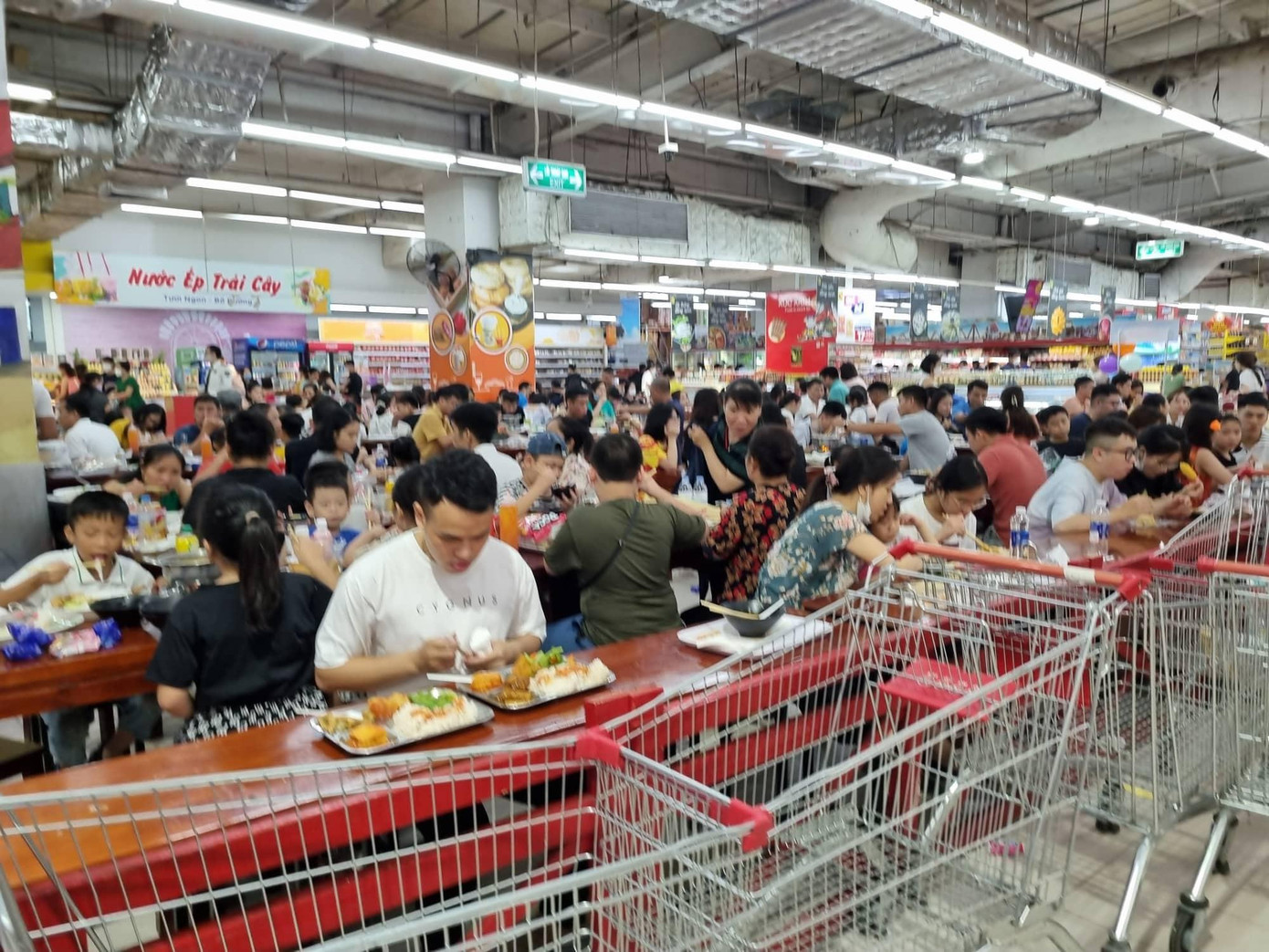 Quầy ăn uống trong siêu thị nêm chặt người. Nhiều người thích ăn uống trong siêu thị vì vừa rẻ, mát lại thuận tiện.