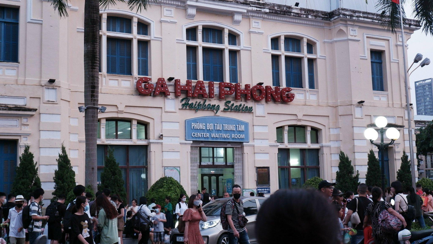 Ga Hải Phòng đông đúc, nhộn nhịp hơn mỗi dịp cuối tuần. Ga Hải Phòng đông đúc, nhộn nhịp hơn mỗi dịp cuối tuần.