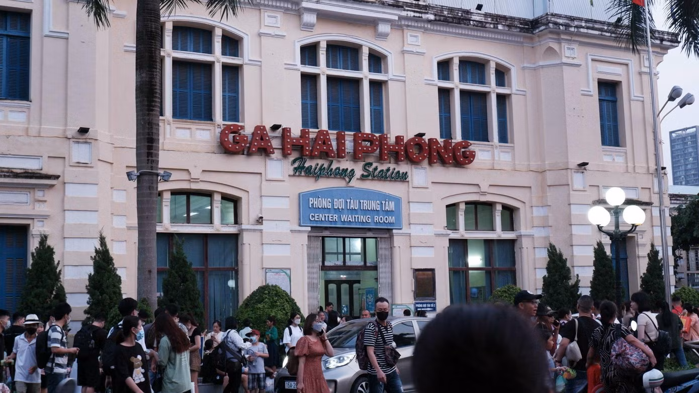 Ga Hải Phòng đông đúc, nhộn nhịp hơn mỗi dịp cuối tuần.