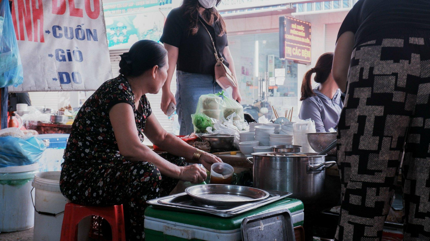 Chị Phương, chủ quán bánh bèo tại Hải Phòng chia sẻ: "Trung bình, mỗi ngày bán hàng trăm chiếc bánh. Riêng cuối tuần, tôi bán 5 lần so với ngày thường bởi khách từ các tỉnh về ăn đông và ăn xong mua về làm quà". Chị Phương, chủ quán bánh bèo tại Hải Phòng chia sẻ: "Trung bình, mỗi ngày bán hàng trăm chiếc bánh. Riêng cuối tuần, tôi bán 5 lần so với ngày thường bởi khách từ các tỉnh về ăn đông và ăn xong mua về làm quà".